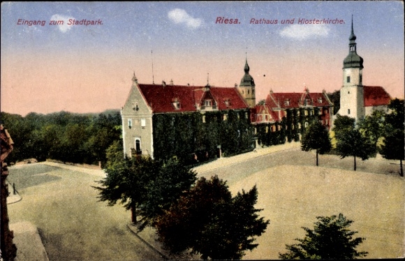 Ak Riesa an der Elbe Sachsen, Eingang zum Stadtpark,  Rathaus und Klosterkirche