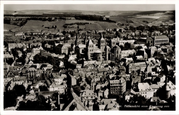 Rüdesheim am Rhein, widok miasta z lotu ptaka, budynki, zielone wzgórza w tle