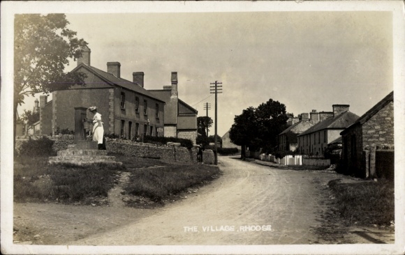 Photo Postcard Rhoose Wales, street scene