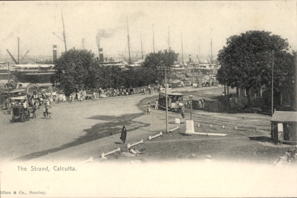 Ak Calcutta Kolkata Kalkutta Indien, Hafenansicht, Schiffe, Straße, Menschen, The Strand, Kalk...