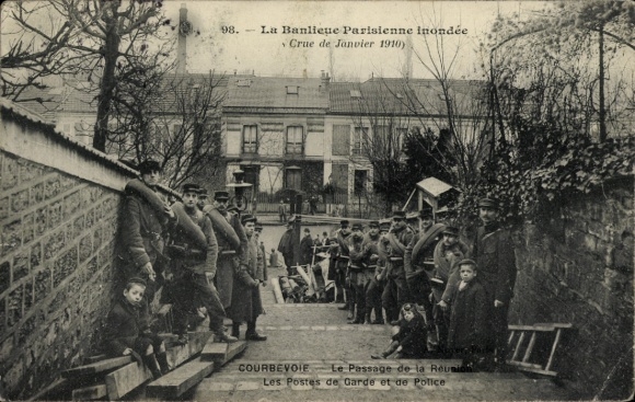 Postcard Courbevoie Hauts de Seine, Flooded Parisian suburbs, Passage de la Réunion, January 1910, Sun