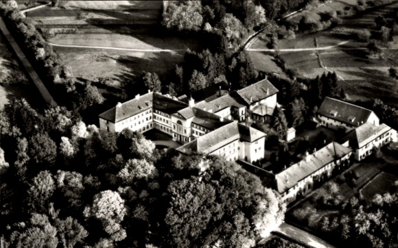 Ak Bad Boll in Württemberg, Luftaufnahme des Kurhauses  beeindruckende Architektur, umgeben von B