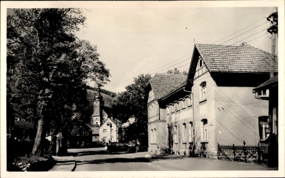 zdjęcie KP Katzhütte w Schwarzatal Turyngii, fragment ulicy, budynek, wieża kościoła