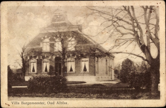 Ak Oud Alblas Südholland, Villa Burgemeester,  Gebäude mit Fenstern, Bäume im Vordergrund