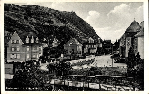 Postcard Rheinbrohl in Rhineland-Palatinate, lot at the train station, houses