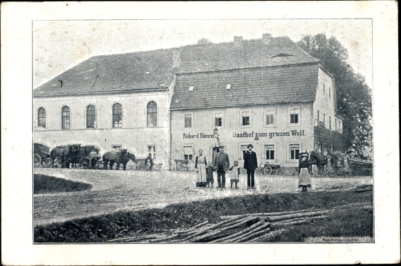 Postcard Wolftitz Streitwald Frohburg, Gasthof zum Grauen Wolf, residents, carriages