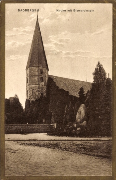 Ak Badbergen in Artland, kerk met Bismarck-steen
