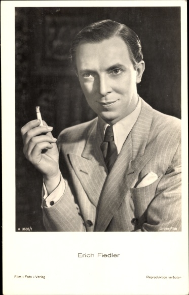 Postcard actor Erich Fiedler, portrait with cigarette