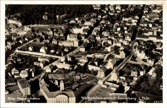 Ak Sonneberg in Thüringen, Luftaufnahme von  Stadtansicht, Spielwarenstadt
