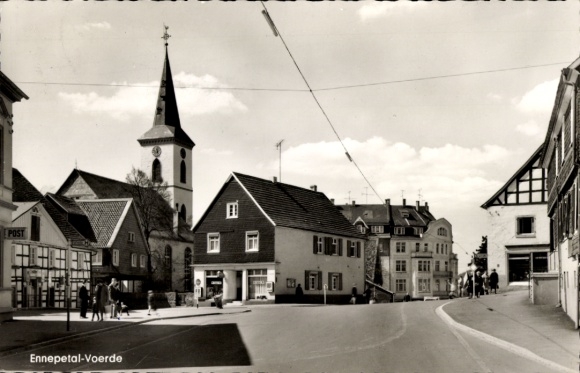 Ak Voerde Ennepetal in Noordrijn-Westfalen, straat, kerk, voetgangers