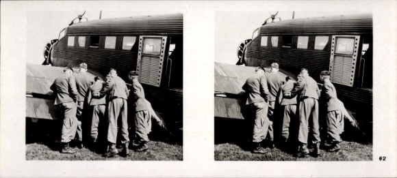 Stereo spatial image photo Flying and Winning No. 62, paratroopers before takeoff