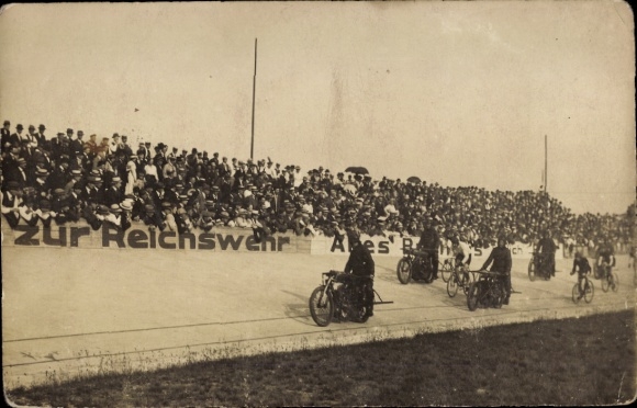 foto Ak Radrennbahn, baanwielrenners met pacemakermotoren, toeschouwers, spandoek Zur Reichswehr