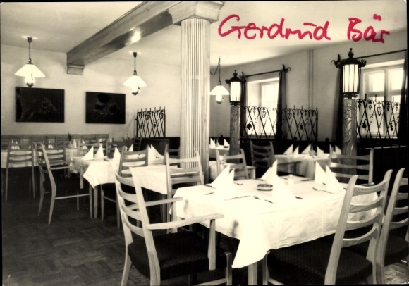 Ak Moritzburg in Sachsen, Gerdrid Bar,  Gaststätte, Grünes Zimmer, leere Tische, dekorative Lampe