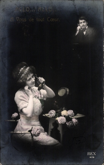 Ak Liebespaar beim Telefonieren, Telefon, Blumen