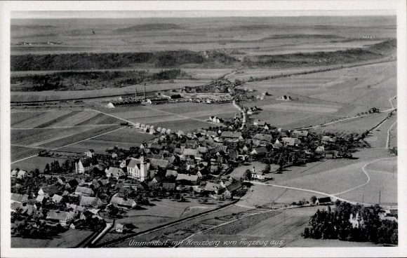 Postcard Ummendorf in Württemberg, aerial view of Kreuzberg in the background, rural landscape
