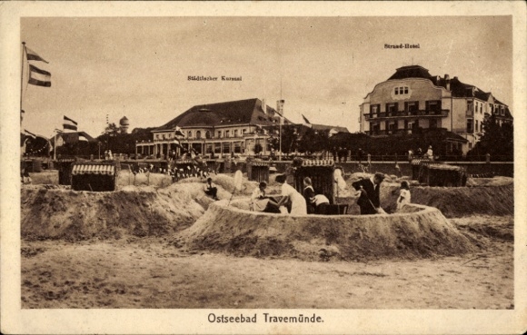 Ak Ostseebad Travemünde Lübeck, strand met zandkastelen, gemeentelijk kuuroord, strandhotel