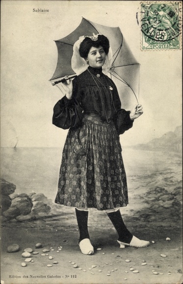 Postcard Les Sables d&#39;Olonne Vendée, Sablaise, Frau mit Sonnenschirm