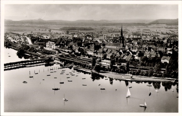 Ak Radolfzell am Bodensee, luchtfoto, stadsgezicht, Bodenmeer, boten, kerk, landschap