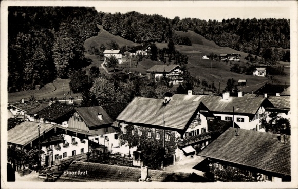Ak Eisenärzt Siegsdorf in Opper-Beieren, prachtig uitzicht op een landelijk gebied, traditionele huizen