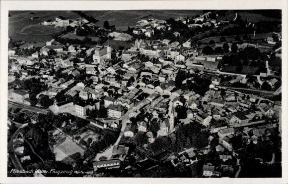 Ak Miesbach in Oberbayern, Luftaufnahme von  Häuser, Strukturen, grüne Landschaft