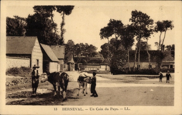 Postcard Berneval sur Mer Seine Maritime, village view, cows, people, houses, trees