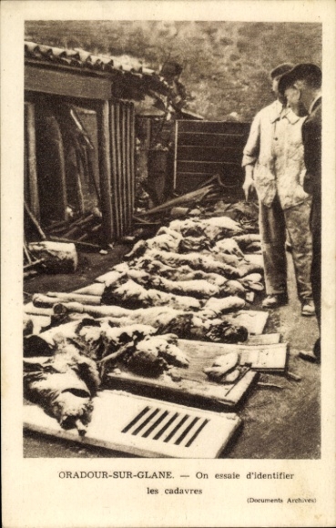 Postcard Oradour sur Glane Haute Vienne, On essaie d'identifier les cadavres, SS massacre 1944