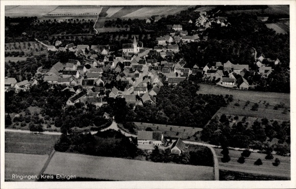 KP Ringingen Burladingen Szwabska Jura, widok z lotu ptaka na domy, kościół, otaczające pola