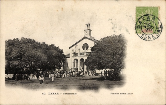Ak Dakar Senegal,  Kathedrale, Menschenmenge, Bäume, Uhrturm