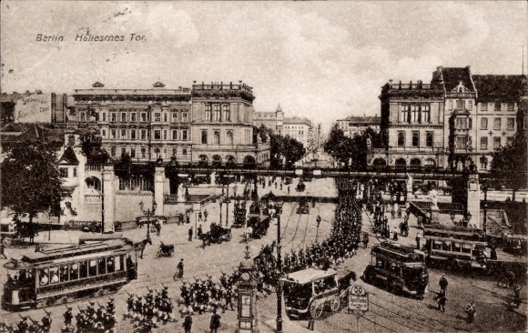 Ak Berlin Kreuzberg , Hallesches Tor, historische Gebäude, Trams, Straßenansicht, Menschenansa...