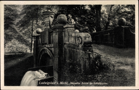 Postcard Ludwigslust in Mecklenburg, stone bridge in the castle garden