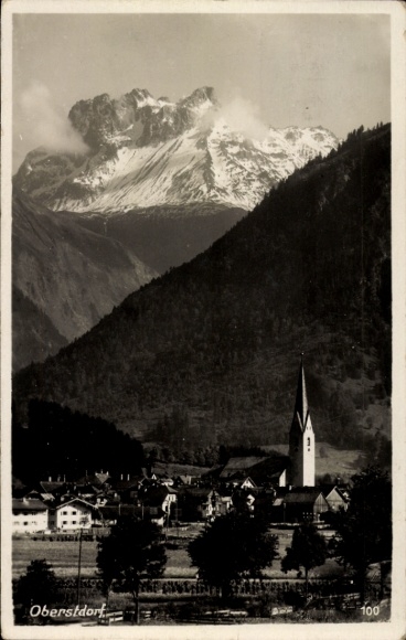Ak Oberstdorf im Oberallgäu, Berglandschaft, Kirche, Dorfansicht, Schwarz-Weiß-Foto