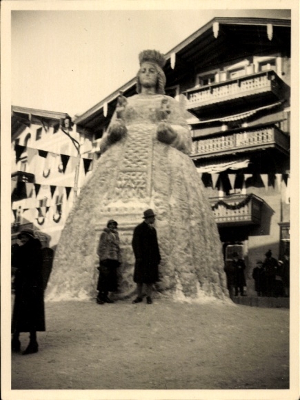 Photo Mrs Watzmann in the snow, snow figure