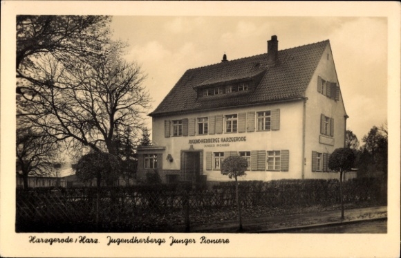 Ak Harzgerode am Harz, Jugendherberge, Haus im Vordergrund, Bäume, schwarze und weiße Farbgebung