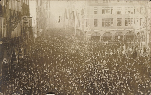 Photo Postcard Hanseatic City of Bremen, crowd in a square, 1919