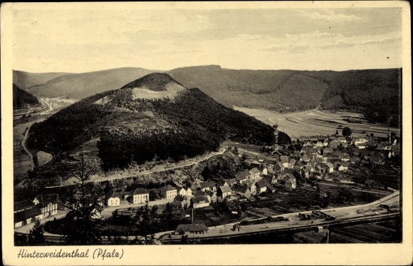 Ak Hinterweidenthal Pfalz, Panoramablick auf den Ort mit Landschaft, Bahnhof gleisseitg