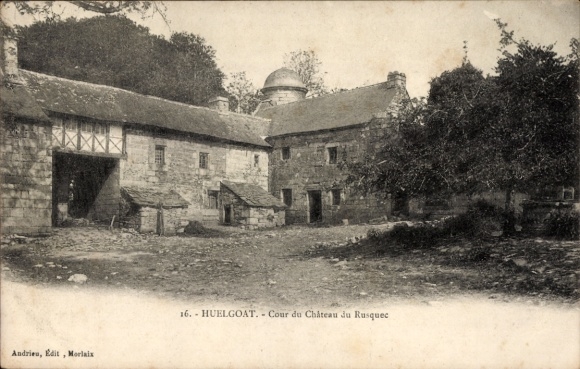 Postcard Huelgoat Finistère, Court of the Chateau du Rusquec