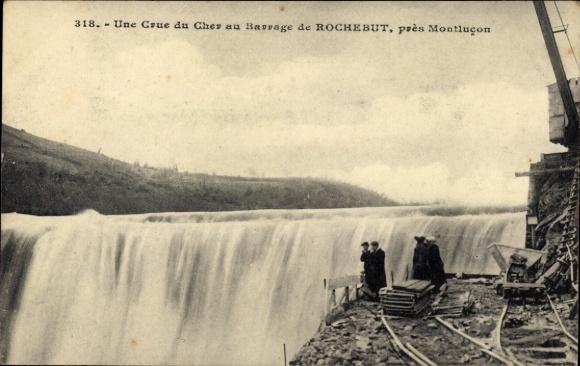 Ak Montluçon Allier, Blick auf einen Wasserfall, Menschen auf der Kante, Steine, Holz