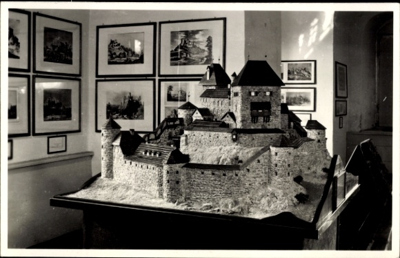 Ak Frauenstein im Erzgebirge, Modell einer Burgruine, Heimatmuseum  Bilderrahmen im Hintergrund