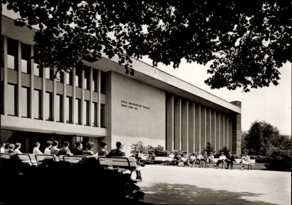 Ak Berlin Zehlendorf, Hauptgebäude der Freien Universität, Außenansicht, Sitzbänke, Menschen, Bäu