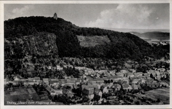 Ak Tholey im Saarland, Luftaufnahme von  Saar, Dorfansicht, Gebäude, Natur, Hügel