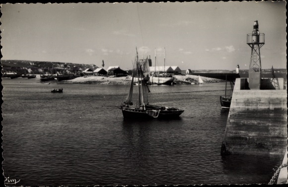 Postcard Camaret sur Mer Finistère, The Entrance to the Port