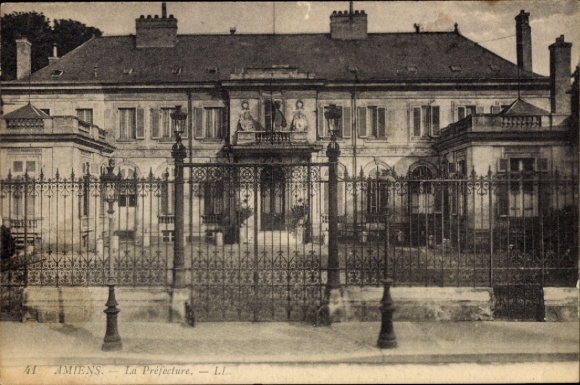 Ak Amiens Somme, Historisches Gebäude, verzierte Fassade, schmiedeeisernes Tor