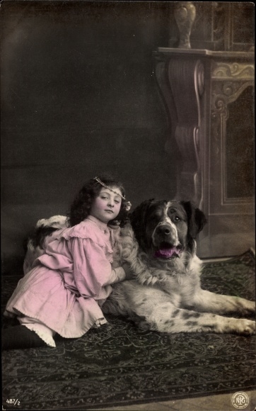 Ak junges Mädchen mit großem Hund, Teppich