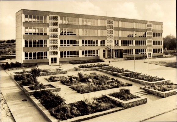 Ak Querfurt im Saalekreis, Polytechnische Oberschule Bernhard Koenen, blühende Gärten, moderner S