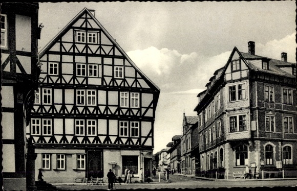 Ak Uslar im Solling Niedersachsen, Schwarze und weiße Fotografie, Fachwerkhäuser, Straße, Mensche