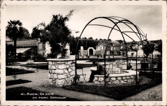 Postcard Auch Gers, Parc Ortholan, reading man