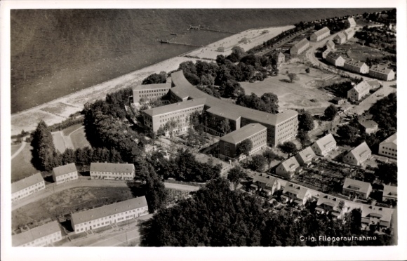 Ak Stralsund in Vorpommern, Luftaufnahme von  Marinelazarett, Wohngebäude, Wasseransicht