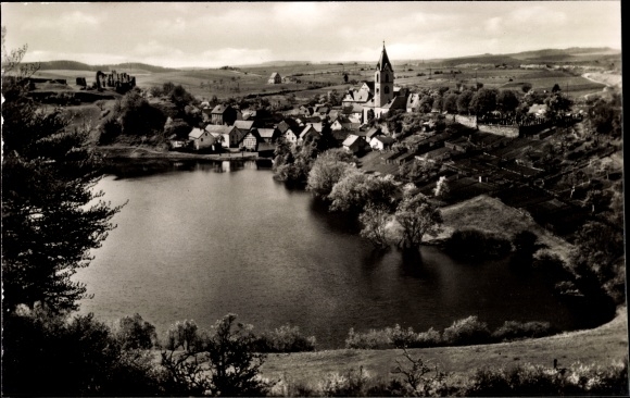 Ak iepen in de Eifel, maar en kasteelruïne
