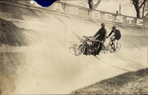 foto Ak Wielrenner op een wielerbaan, pacemaker, motorfiets, reclamebanner De beste