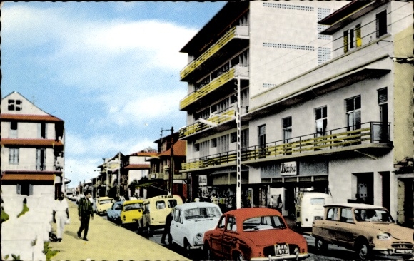 KP Cayenne Gujana Francuska, ulica z samochodami, budynkami, sklepami, Avenue du Général De Gaulle